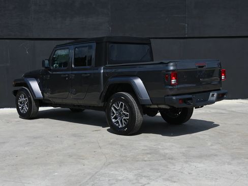 Used 2024 Jeep Gladiator Sport AWD/4WD image 6