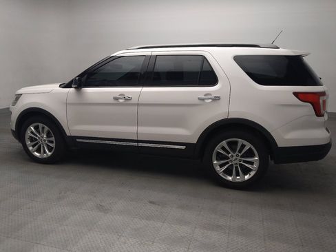 Used 2018 Ford Explorer XLT w/ Equipment Group 202A FWD image 3