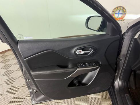 Used 2019 Jeep Cherokee Limited AWD/4WD image 12
