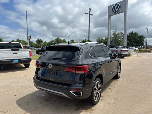Used 2023 Volkswagen Taos SE w/ Panoramic Sunroof Package FWD image 5