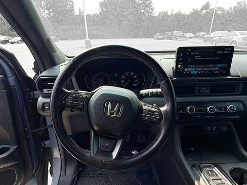 Used 2025 Honda Pilot TrailSport image 14
