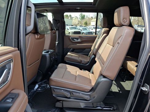 Used 2024 Chevrolet Suburban High Country w/ Advanced Technology Package image 10