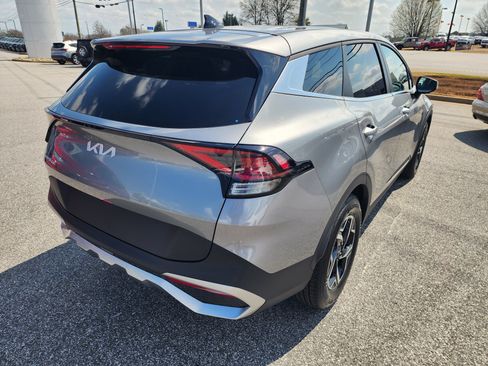 Used 2025 Kia Sportage LX image 4