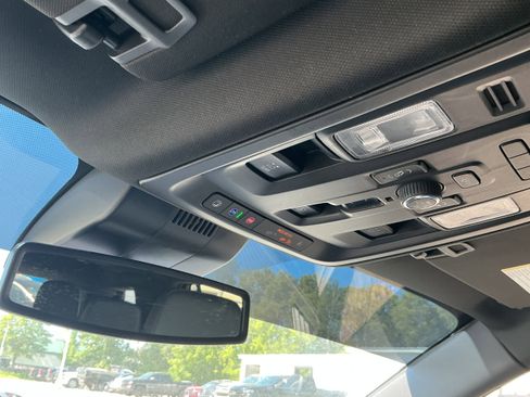 Used 2023 GMC Yukon Denali AWD/4WD image 9