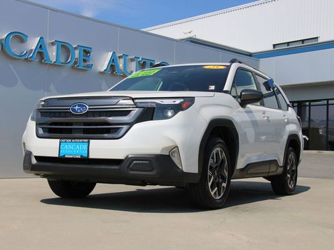 Used 2025 Subaru Forester Premium image 2