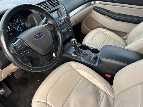 Used 2018 Ford Explorer XLT image 11