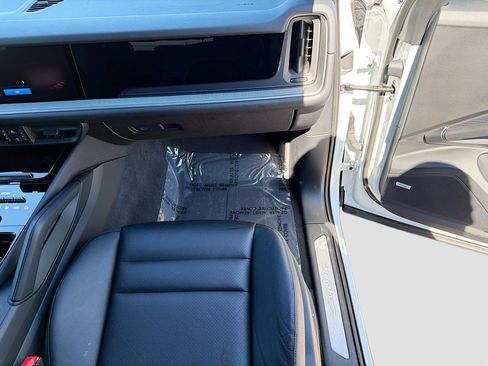 Used 2025 Porsche Cayenne image 18