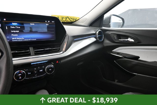 Used 2025 Chevrolet Trax LT FWD image 23