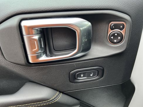 Used 2025 Jeep Wrangler Sahara image 20