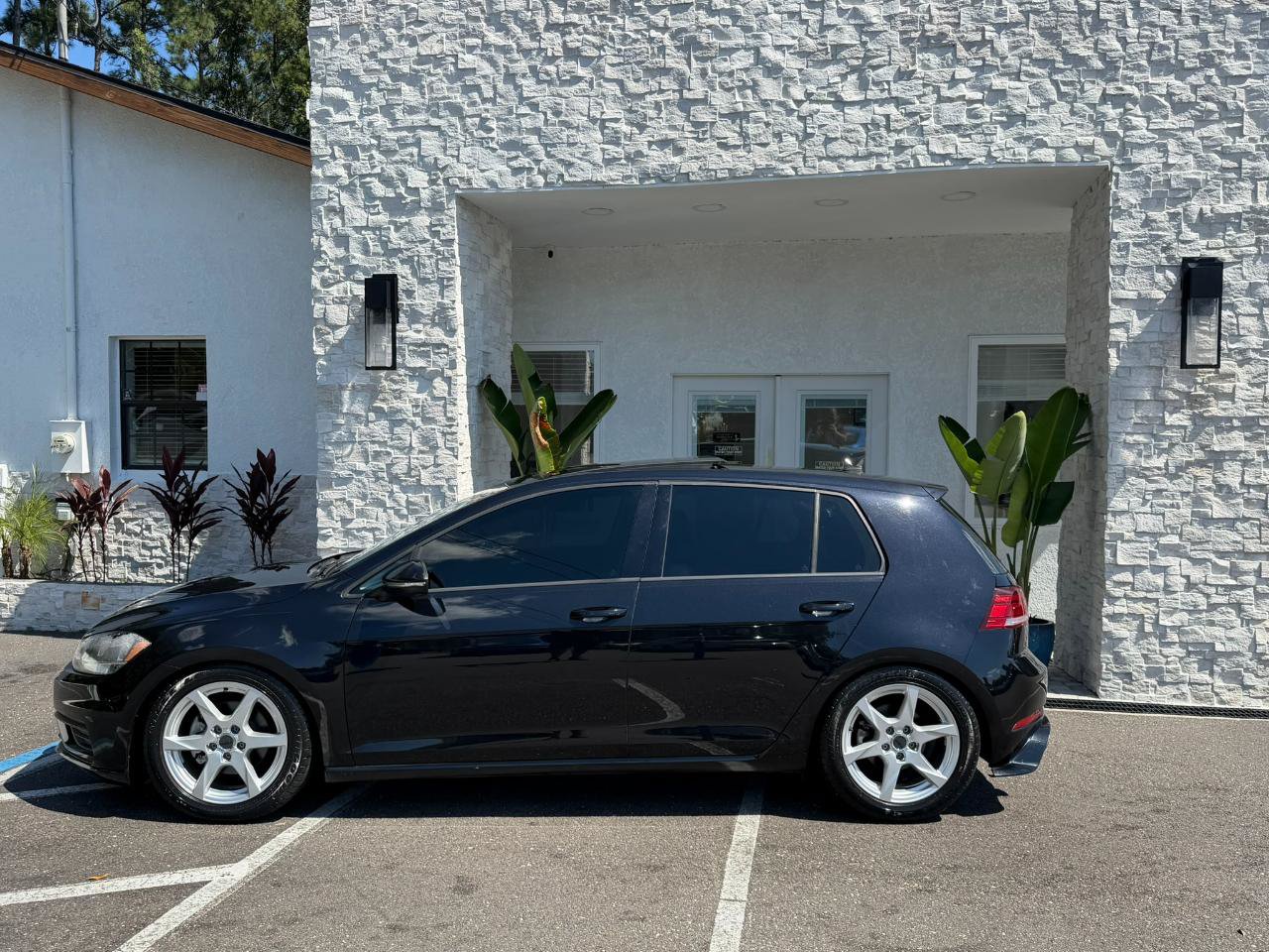 Used 2021 Volkswagen Golf 4-Door FWD image 2