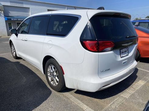 Used 2023 Chrysler Voyager LX FWD image 9