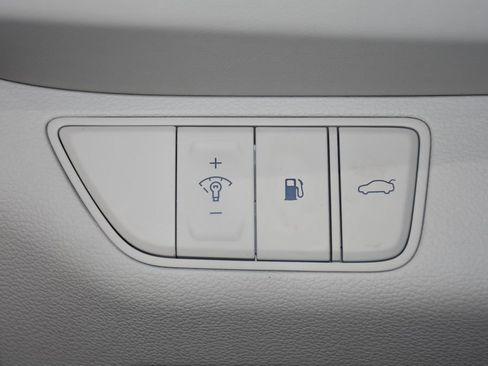 Used 2025 Genesis G70 2.5T image 9