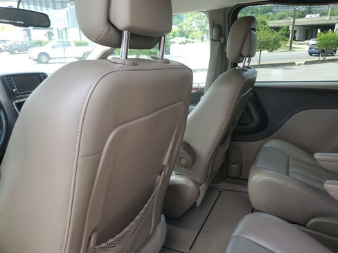 Used 2012 Chrysler Town & Country Touring w/ Entertainment Group #1 FWD image 13