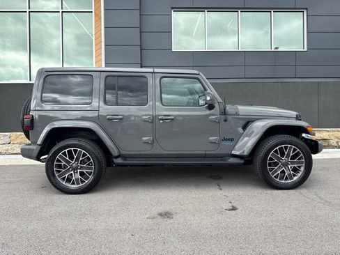 Used 2022 Jeep Wrangler Unlimited Sahara AWD/4WD image 2