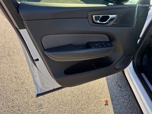 Used 2022 Volvo XC60 T8 R-Design w/ Advanced Package image 10