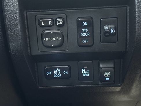 Used 2014 Toyota Tundra Platinum image 25