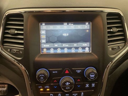 Used 2019 Jeep Grand Cherokee Laredo AWD/4WD image 7
