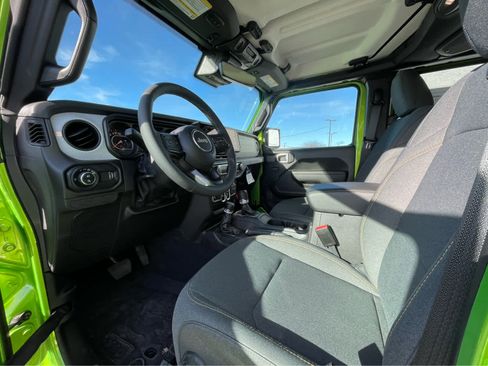 New 2025 Jeep Gladiator Sport image 2