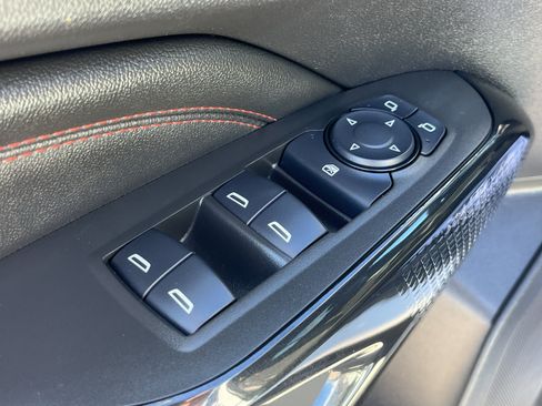 Used 2025 Chevrolet Trax RS FWD image 13