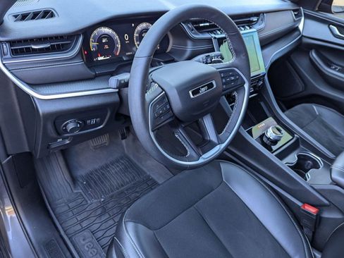 Used 2023 Jeep Grand Cherokee Altitude image 4