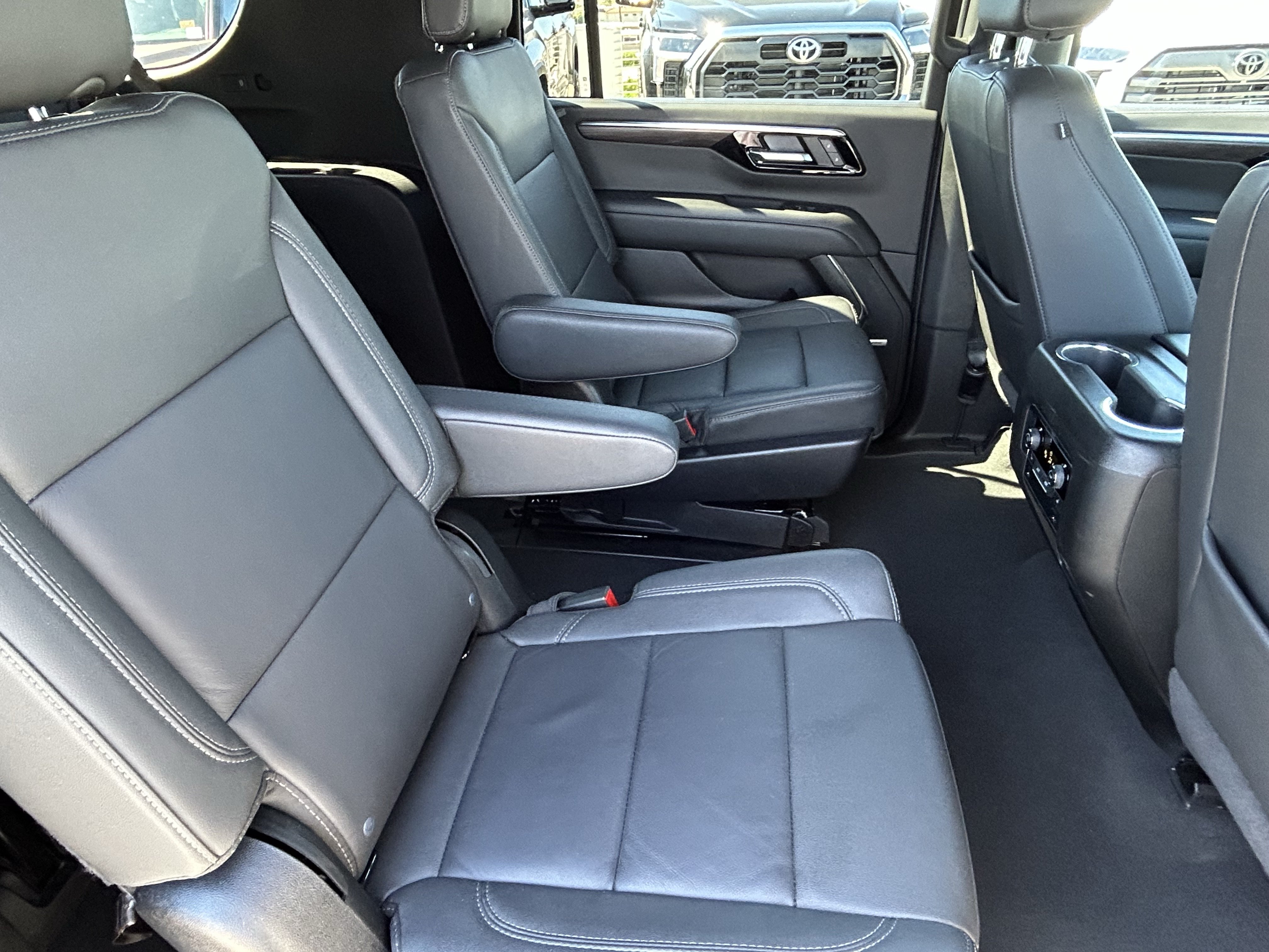 Used 2026 Chevrolet Suburban LT w/ Comfort Package AWD/4WD image 12