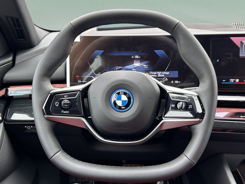 Used 2026 BMW i5 eDrive40 w/ Premium Package RWD image 9