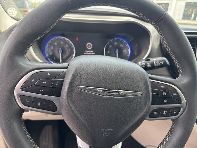 Used 2023 Chrysler Pacifica Touring-L FWD image 14