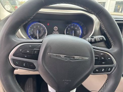Used 2023 Chrysler Pacifica Touring-L FWD image 14
