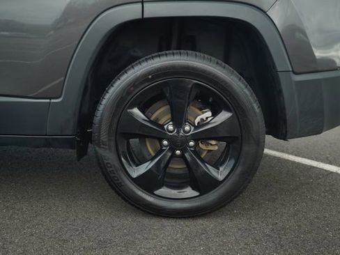 Used 2021 Jeep Cherokee Altitude image 39