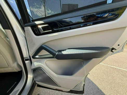 Used 2019 Porsche Cayenne Turbo image 8