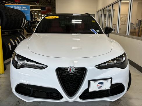 Used 2024 Alfa Romeo Stelvio Veloce image 2