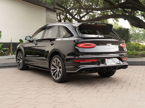 Used 2022 Bentley Bentayga AWD/4WD image 16