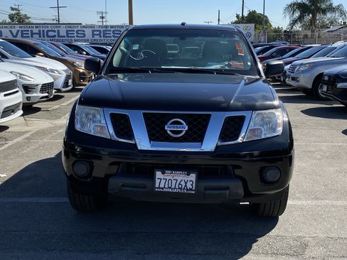 Used 2018 Nissan Frontier SV image 3