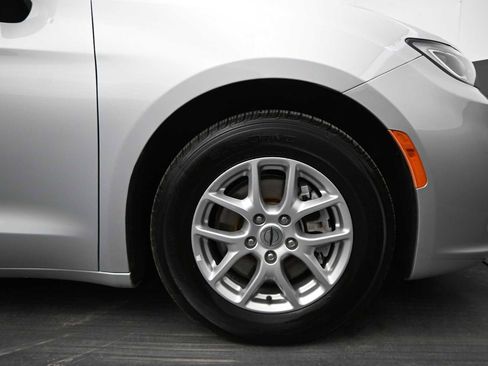 Used 2024 Chrysler Pacifica Touring-L FWD image 10