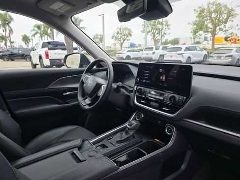 Certified 2025 Toyota Grand Highlander FWD image 11