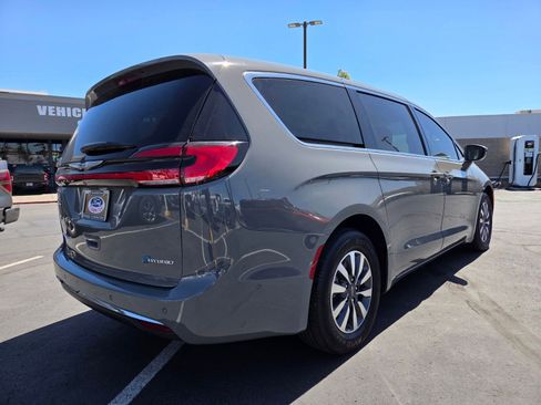 Used 2022 Chrysler Pacifica Touring-L w/ Uconnect Theater Family Group FWD image 6