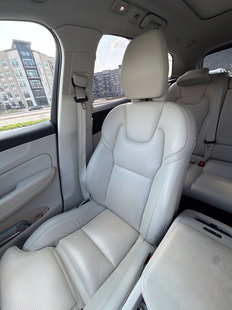 Used 2024 Volvo XC60 T8 Ultimate w/ Protection Package Premier AWD/4WD image 2
