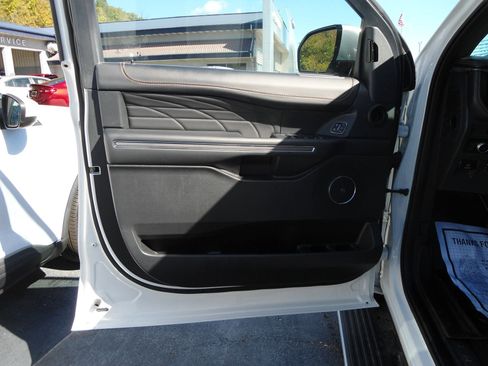 Used 2022 Ford Expedition Max Platinum image 9