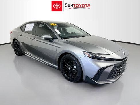 Used 2025 Toyota Camry SE FWD image 1