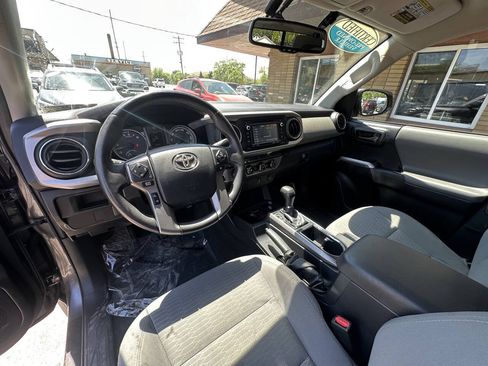 Used 2017 Toyota Tacoma SR5 w/ Tow Package AWD/4WD image 18
