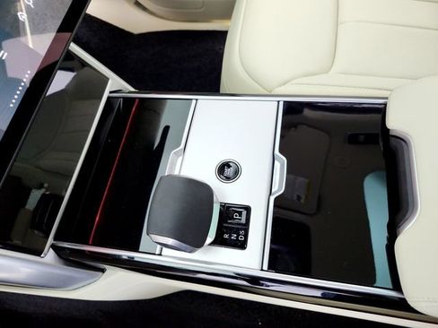 Certified 2025 Land Rover Range Rover SE AWD/4WD image 17