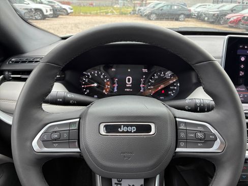 Used 2025 Jeep Compass Limited image 30