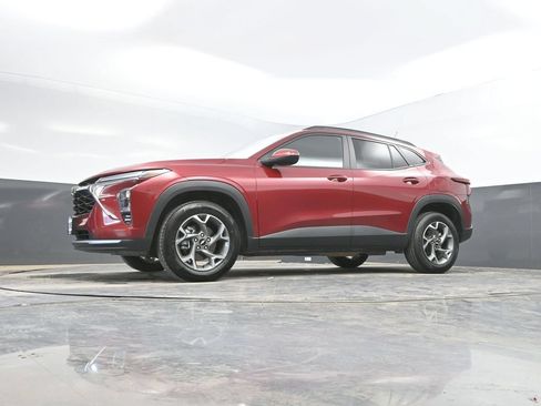 Used 2025 Chevrolet Trax LT FWD image 34