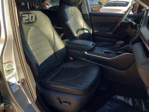 Used 2020 Toyota Highlander XLE image 20