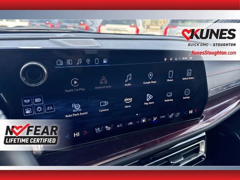 Used 2025 Chevrolet Traverse RS image 31