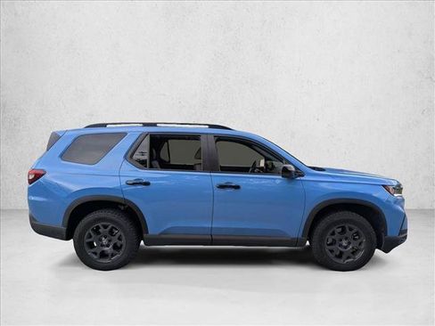 Used 2025 Honda Pilot TrailSport image 2