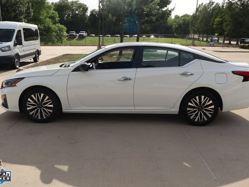 Used 2025 Nissan Altima 2.5 SV FWD image 7