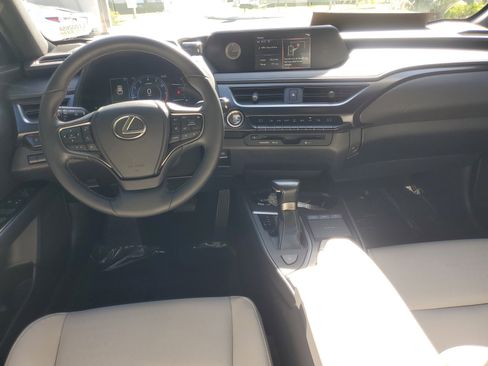 Used 2022 Lexus UX 200 image 9