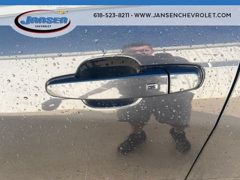 Used 2022 Chevrolet Equinox RS w/ Infotainment Package FWD image 9