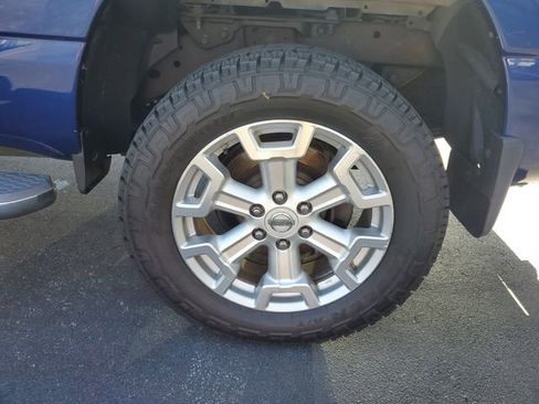 Used 2017 Nissan Titan SV image 5